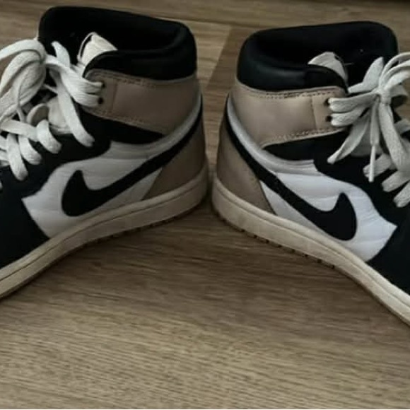 Nike Men's Black and White Sneakers with Tan Soles - Picture 9 of 9